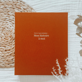 Livre bébé, Journal bébé, Planificateur de grossesse, Journal de grossesse, Cadeau de nouvelle maman, Baby Shower, Cadeau de shower, Cadeau de grossesse, Future maman, Souvenirs, mon histoire à moi, Album de bébé, Livre souvenirs, Livre cartable de bébé, Designer au Québec, Tissu orcre, Estampage or