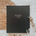 Livre bébé, Journal bébé, Planificateur de grossesse, Journal de grossesse, Cadeau de nouvelle maman, Baby Shower, Cadeau de shower, Cadeau de grossesse, future maman, souvenirs, mon histoire à moi, album de bébé, livre souvenirs, livre cartable de bébé, designer au Québec, noir, tissu, estampage or