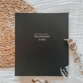 Livre bébé, Journal bébé, Planificateur de grossesse, Journal de grossesse, Cadeau de nouvelle maman, Baby Shower, Cadeau de shower, Cadeau de grossesse, future maman, souvenirs, mon histoire à moi, album de bébé, livre souvenirs, livre cartable de bébé, designer au Québec, noir, tissu, estampage or