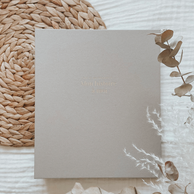 Livre bébé, Journal bébé, Planificateur de grossesse, Journal de grossesse, Cadeau de nouvelle maman, Baby Shower, Cadeau de shower, Cadeau de grossesse, future maman, souvenirs, mon histoire à moi, Album de bébé, livre souvenirs, livre cartable de bébé, gris, tissu, estampage or, designer au Québec