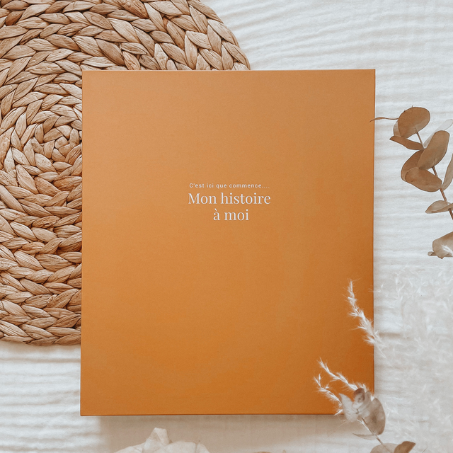 Livre bébé, Journal bébé, Planificateur de grossesse, Journal de grossesse, Cadeau de nouvelle maman, Baby Shower, Cadeau de shower, Cadeau de grossesse, Future maman, Souvenirs, mon histoire à moi, Album de bébé, Livre souvenirs, Livre cartable de bébé, Designer au Québec, Ocre